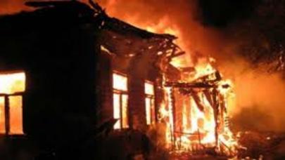 Salyan sakini öz evini yandırıb